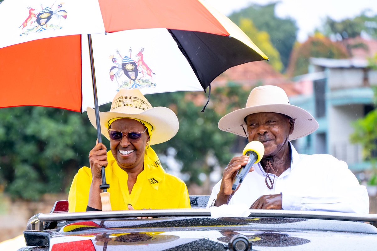 KagutaMuseveni's tweet image. I Inspected the construction of Salama Road and reiterated that while it’s important to transform the country through infrastructure development, it’s even more important to transform the lives of the people through household income and wealth creation. Roads like these are for…