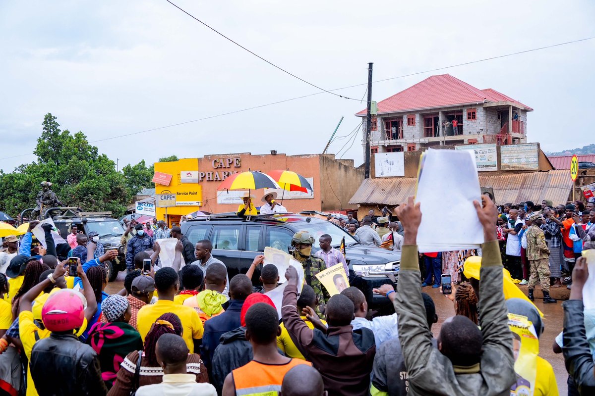 KagutaMuseveni's tweet image. I Inspected the construction of Salama Road and reiterated that while it’s important to transform the country through infrastructure development, it’s even more important to transform the lives of the people through household income and wealth creation. Roads like these are for…