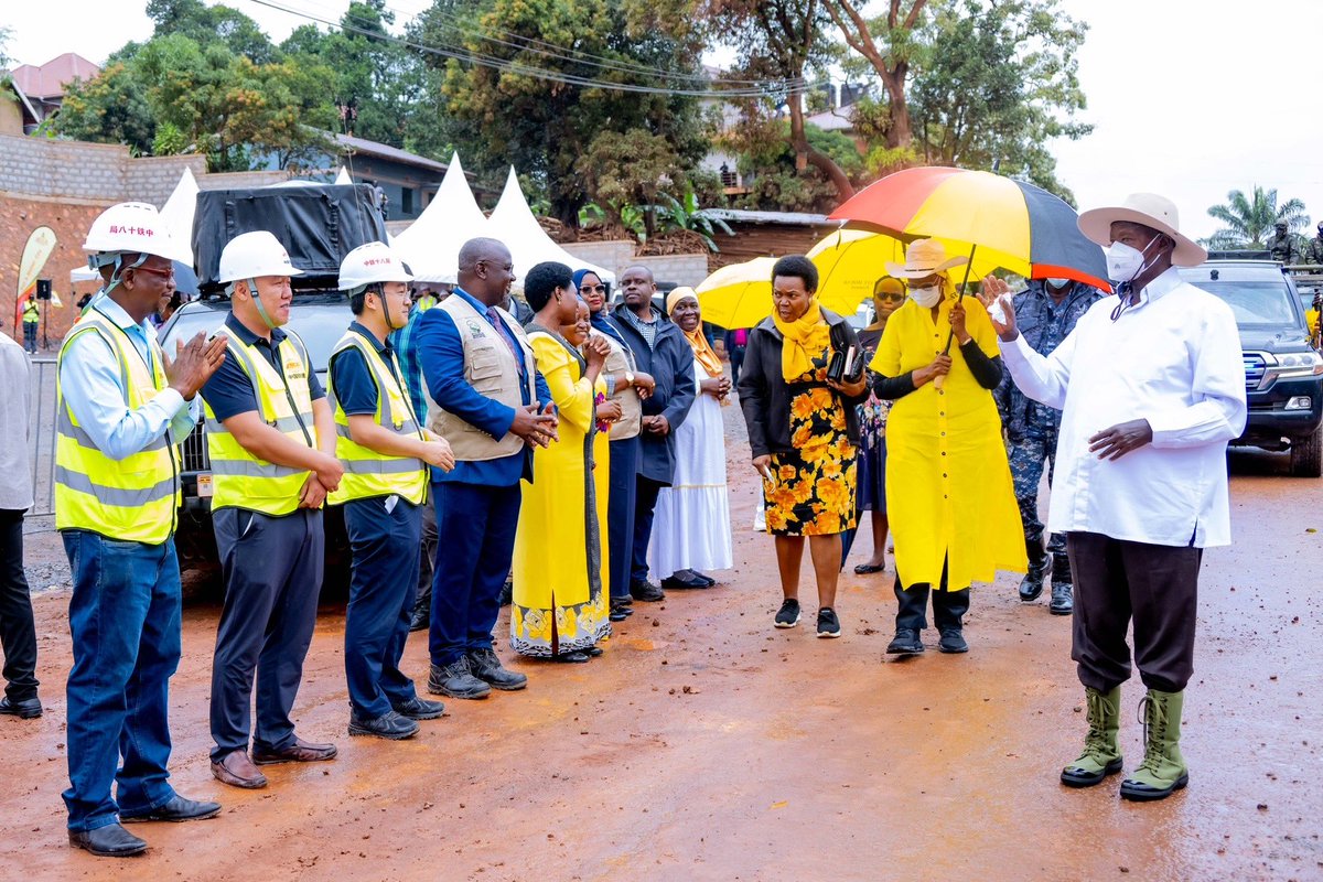KagutaMuseveni's tweet image. I Inspected the construction of Salama Road and reiterated that while it’s important to transform the country through infrastructure development, it’s even more important to transform the lives of the people through household income and wealth creation. Roads like these are for…