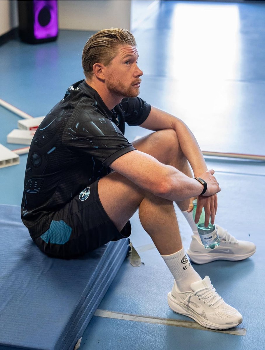 MckCarlo's tweet image. He can't believe he's sitting on the broken mat, he wants to go back home. #KDB #MCFC
I never thought there will be a day that I will see KDB in other team colors, I have now started following Napoli and this season I will watch Serie A.