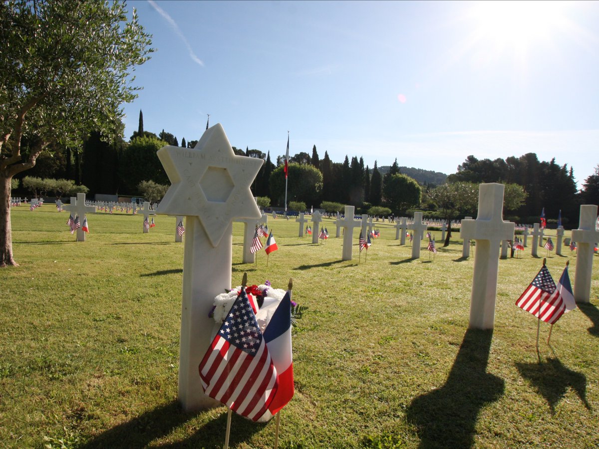 usabmc's tweet image. 📸 Graves were decorated by next of kin, locals, and grave adopters at Rhone American Cemetery for Memorial Day.
Rhone American Cemetery is the final resting place of 851 WWII service members, most of whom gave their lives during the Allied landings in Southern France and the…