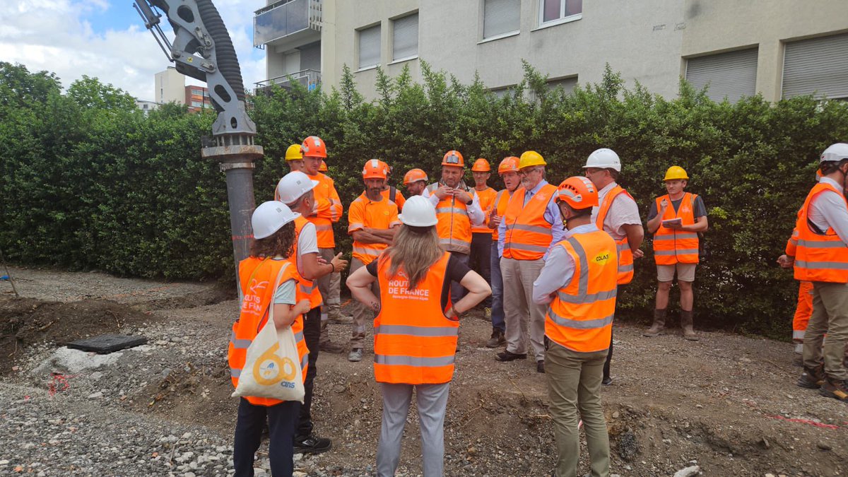 👷‍♀️👷‍♂️👷 Les Travaux Publics de Clermont-Ferrand redessinent la ville ! #projetInspiRe 

🔎 Les équipes qui œuvrent actuellement aux 4 coins de Clermont-Ferrand sur les chantiers d'infrastructures du projet InspiRe - Clermont Métropole , ont pu échanger ce matin sur le terrain avec