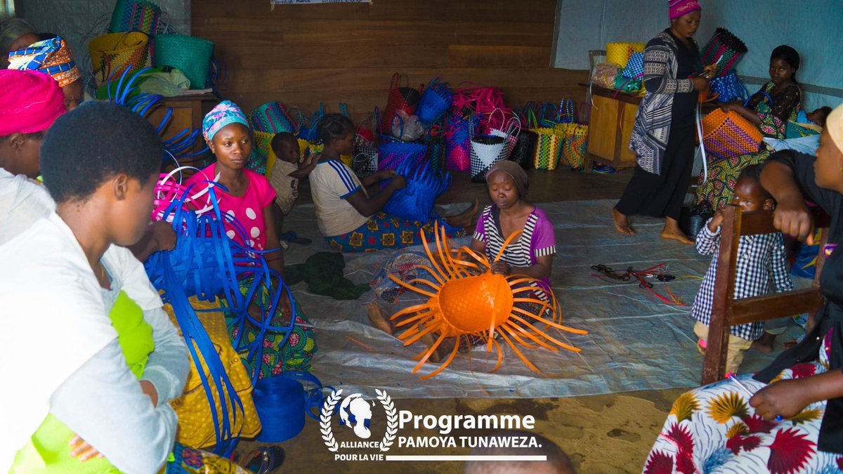 À Kalehe (Sud-Kivu), Alliance pour la Vie forme dès ce 1er juillet 50 femmes au tissage de paniers grâce au programme #PAMOYATUNAWEZA.
Objectif : autonomie, dignité et reconstruction pour des femmes affectées par les conflits dans l’est de la RDC. 💪🧺✨