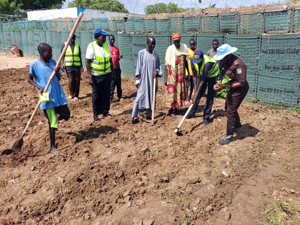 UNISFA_1's tweet image. .@UNISFA_1 Promoting sustainability at Abyei Detention facility
#UNPOL launched a vegetable farming initiative for detainees & Community Protection Committee members (CPC)—boosting nutrition, hygiene & life skills.
A step towards humane detention & reintegration.
#Peacebegins…