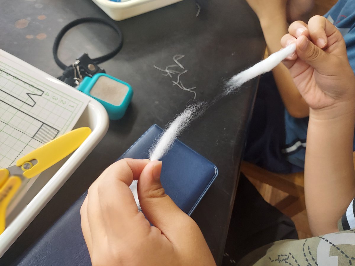 tscitech's tweet image. 7月12日に中目黒小学校にて、はたおり機の工作教室を行いました。
はたおり機は、ヘルドとシャトルで布を織る工作です。
布が糸から作られていることや布の性質を学んだ後、実際に自分たちで作ったはたおり機で毛糸の布を織りました。
参加してくださった皆様、ありがとうございました!