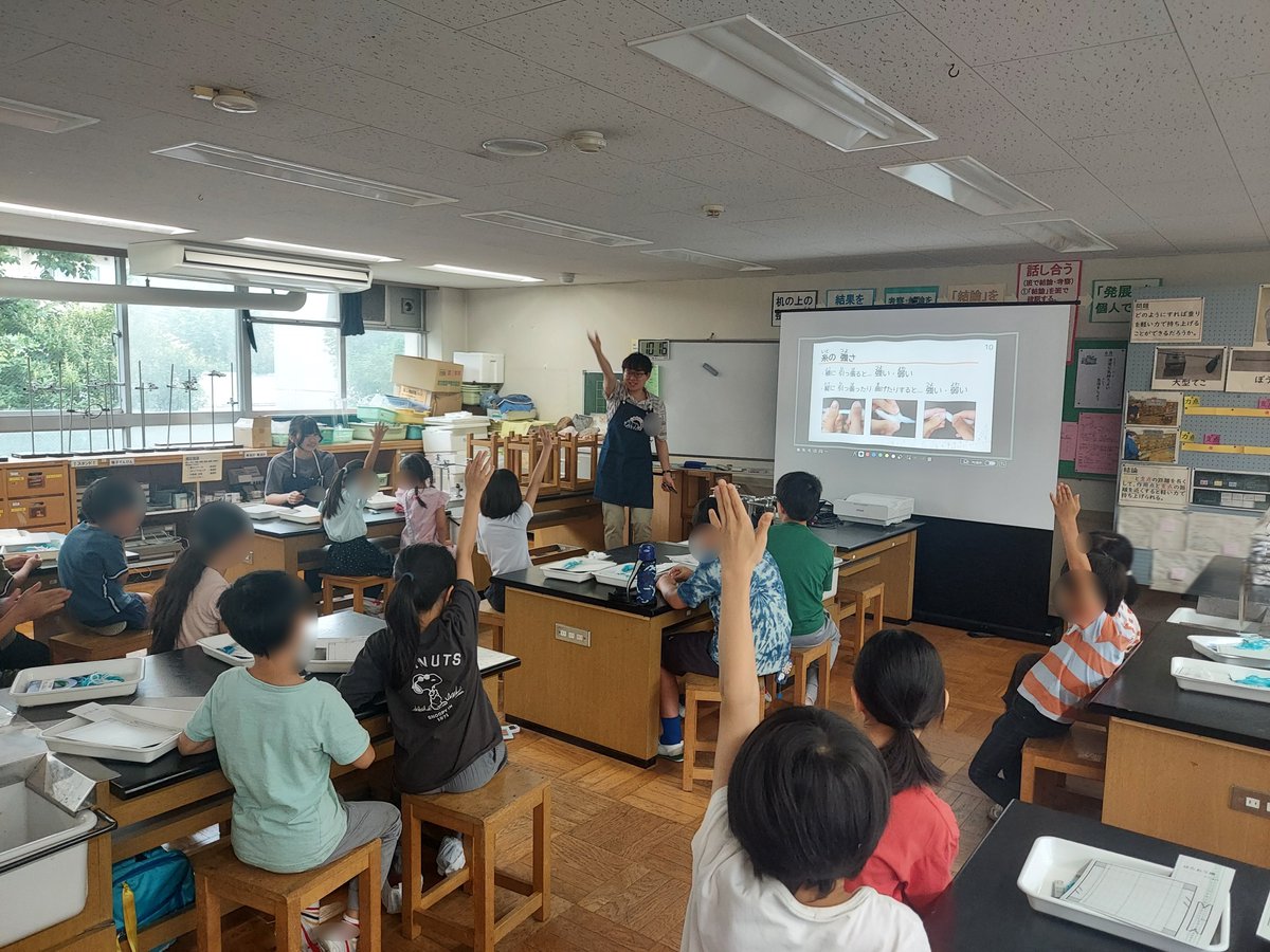 tscitech's tweet image. 7月12日に中目黒小学校にて、はたおり機の工作教室を行いました。
はたおり機は、ヘルドとシャトルで布を織る工作です。
布が糸から作られていることや布の性質を学んだ後、実際に自分たちで作ったはたおり機で毛糸の布を織りました。
参加してくださった皆様、ありがとうございました!