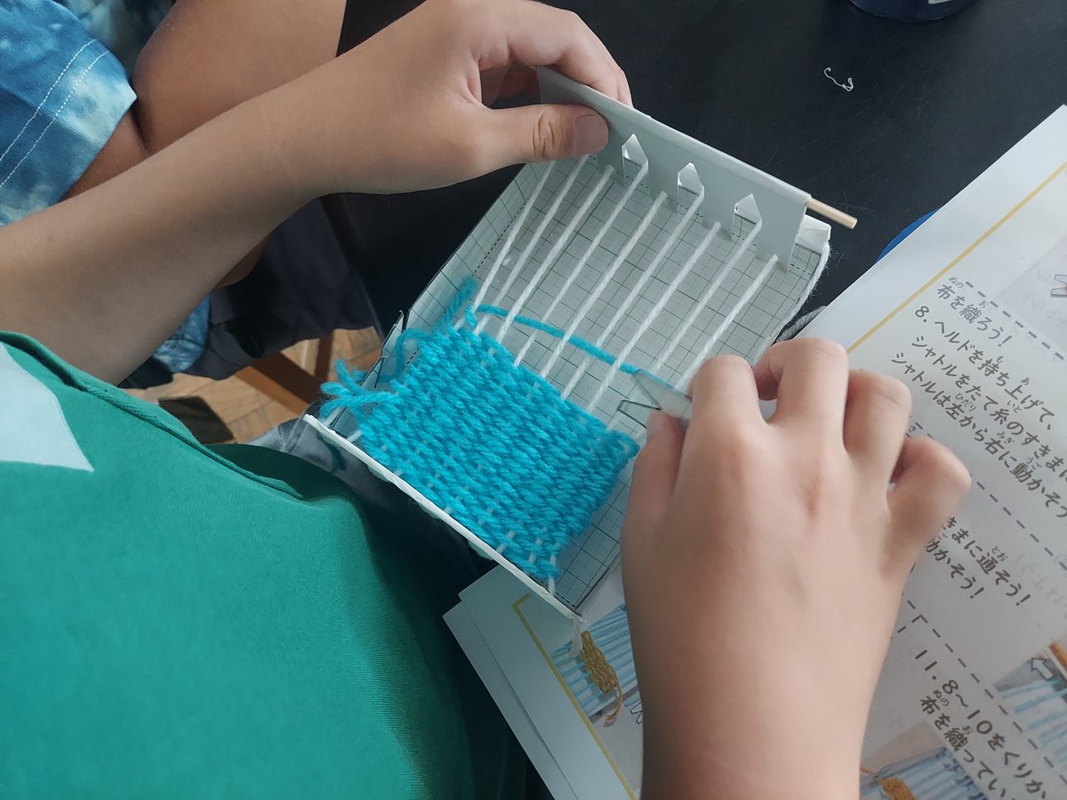 tscitech's tweet image. 7月12日に中目黒小学校にて、はたおり機の工作教室を行いました。
はたおり機は、ヘルドとシャトルで布を織る工作です。
布が糸から作られていることや布の性質を学んだ後、実際に自分たちで作ったはたおり機で毛糸の布を織りました。
参加してくださった皆様、ありがとうございました!