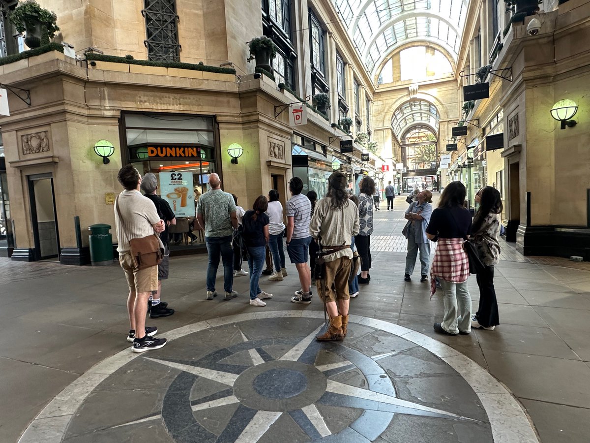 EzekialBone's tweet image. 'Engaging... captivating... knowledge... Best thing to do on #Nottingham '🏹Over 30 years experience of telling tales of the city & famous son 🎯 #RobinHood Town Tour Sat 17 July 2pm @CrossKeysNottm ends with finest ales @Yeoldetripnott 🍻 @VisitNotts @NottinghamTIC @No1tingham