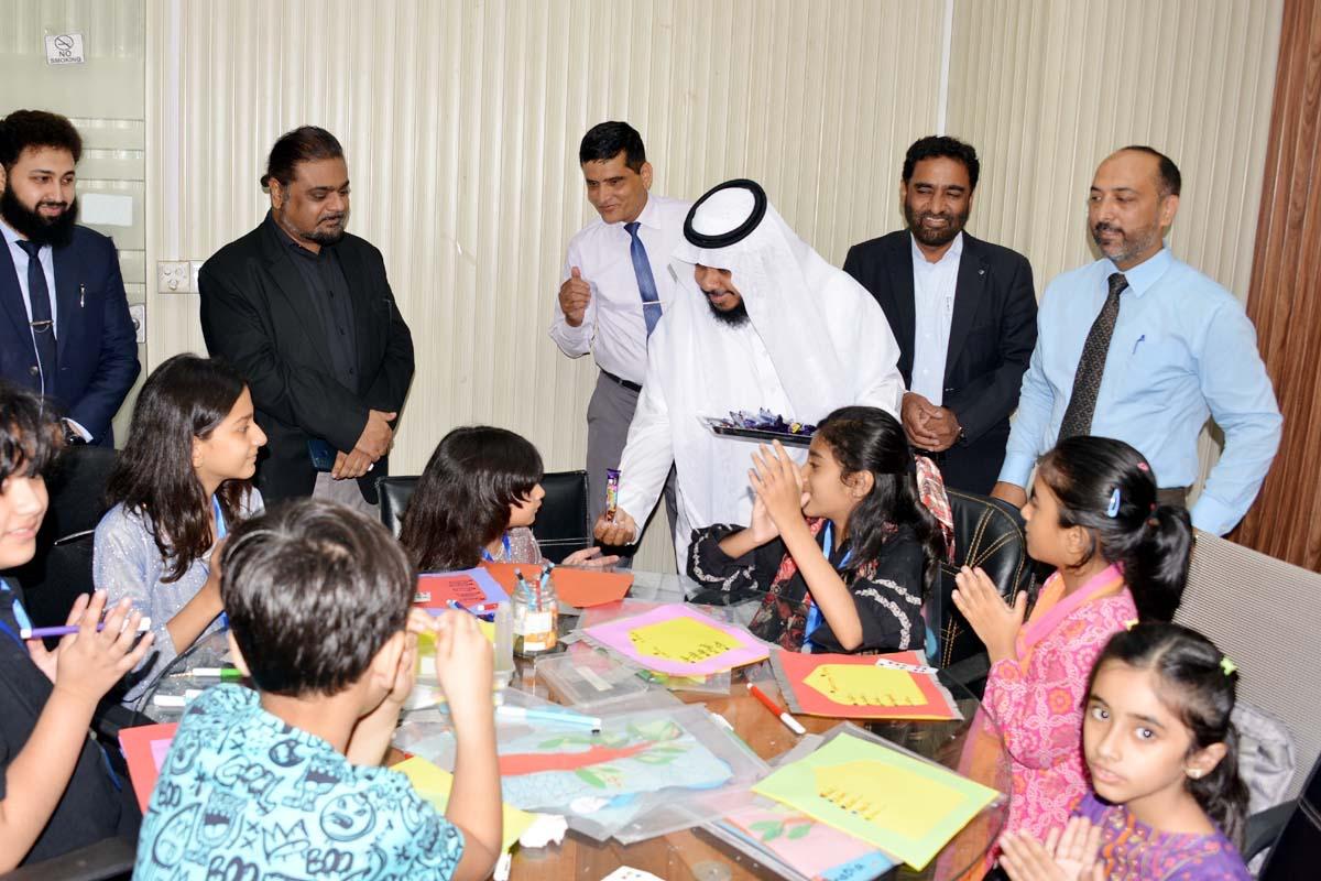 IIUIarabic's tweet photo. زار معالي رئيس الجامعة مركز حاضنات الأعمال  برفقة نائب الرئيس للأبحاث والمشاريع، حيث اطّلع على المبادرات الريادية والابتكارية الجارية، وتفاعل مع رواد الأعمال الشباب والشركات. شهدت الزيارة لحظة مميزة خلال حضوره دورة صيفية للأطفال نظّمتها شركة ناشئة، حيث شاركهم الحديث والتجربة. https://t.co/ipA3iAhGuc