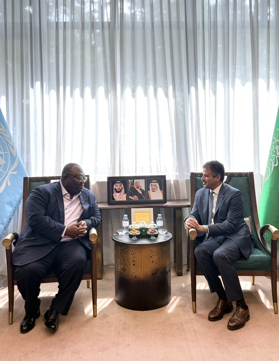 KSAPermanentGVA's tweet image. استقبل المندوب الدائم للمملكة 🇸🇦 لدى @UNGeneva السفير / عبدالمحسن بن خثيلة، السفير الدكتور / Lansana Gberie, المندوب الدائم لجمهورية سيراليون الشقيقة لدى الأمم المتحدة @SLMissionGeneva والسفير المعتمد لدى الاتحاد السويسري.
وجرى خلال اللقاء التطرق إلى الموضوعات ذات الاهتمام…