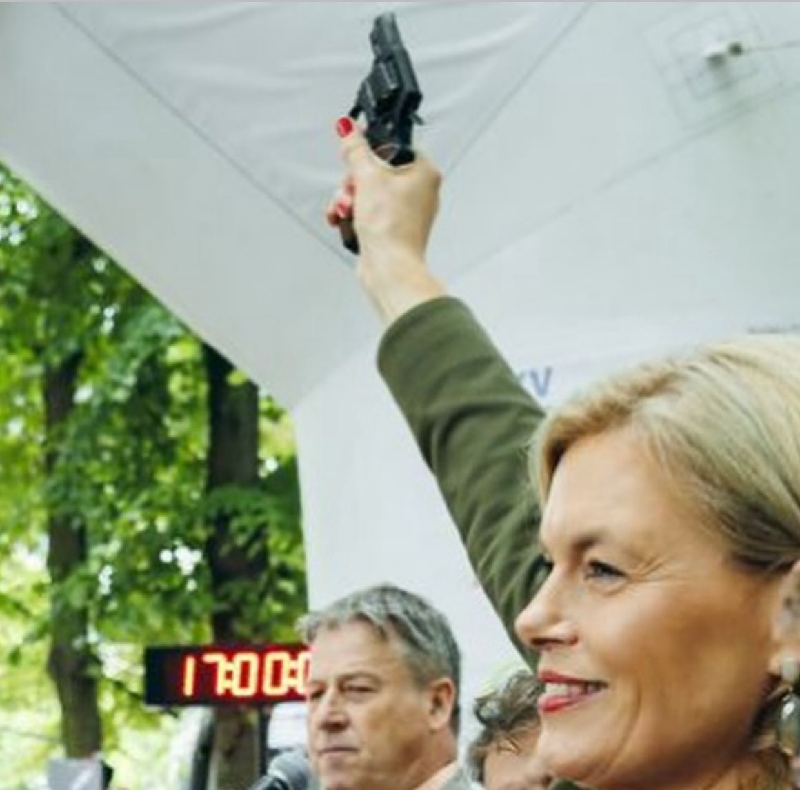 RealRomanWagner's tweet image. Regenbogen: (am Himmel)

Klöckner: