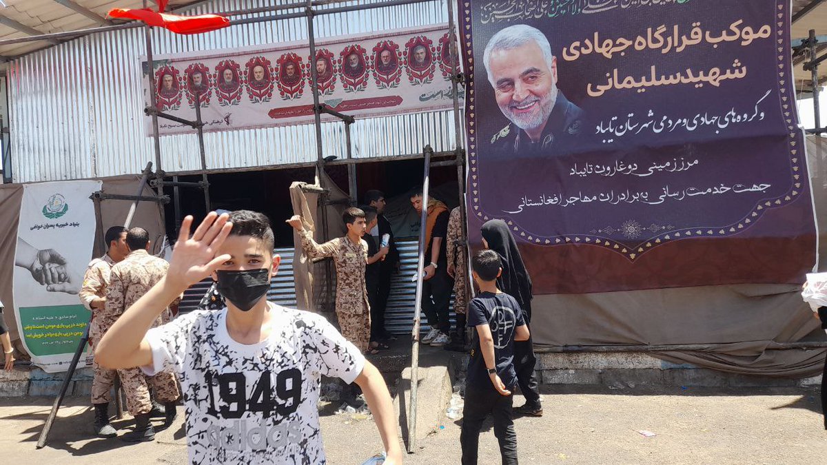 fataaaamh's tweet image. امکان جابهجایی لوازم منزل مهاجرین از مبدأ تا نقطه صفر مرزی، و فعالیت روزانه ۸۰۰ دستگاه اتوبوس و خودرو برای انتقال مهاجرین.تأمین آب معدنی، ساندویچ سرد، و کانکس یخچالدار برای نگهداری مواد غذایی توسط خیرین.
#بدرقه_کریمانه