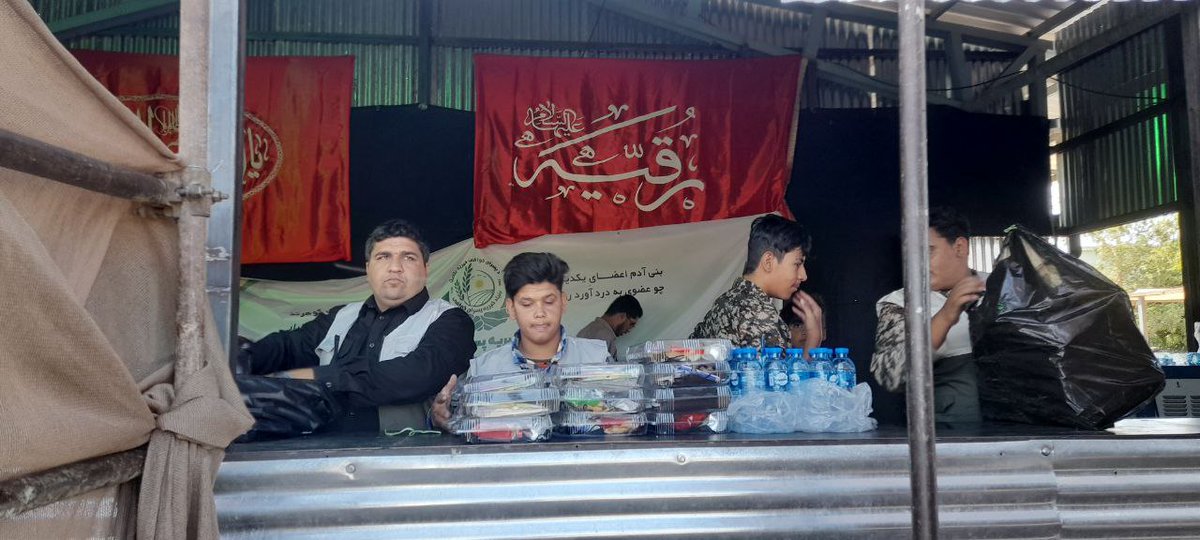 fataaaamh's tweet image. امکان جابهجایی لوازم منزل مهاجرین از مبدأ تا نقطه صفر مرزی، و فعالیت روزانه ۸۰۰ دستگاه اتوبوس و خودرو برای انتقال مهاجرین.تأمین آب معدنی، ساندویچ سرد، و کانکس یخچالدار برای نگهداری مواد غذایی توسط خیرین.
#بدرقه_کریمانه