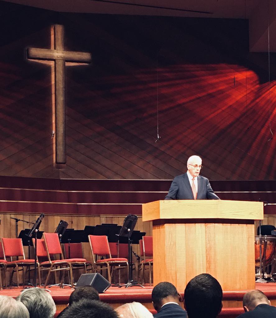 iMatthewJ's tweet image. The life and ministry of John MacArthur was an immense gift to the Church. Today most all graduates in New Zealand were gathered together for a Pastors &amp;amp; Wives retreat as we got news of his passing. I will cherish the time with him in chapel, at GCC, and throughout my ministry.