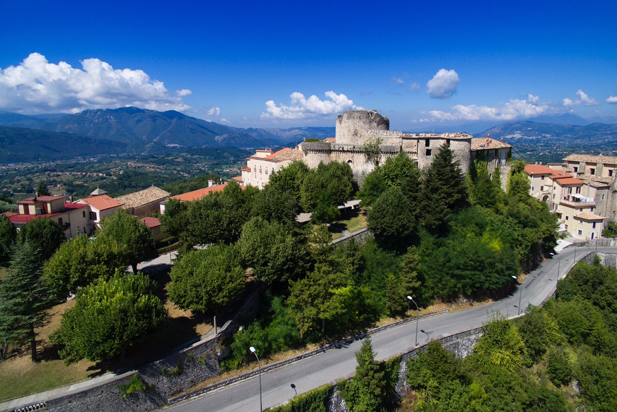 #Picinisco è un grazioso borgo medievale adagiato sul monte Meta in un contesto paesaggistico incantevole, tra faggi, castagneti e boschi di querce nel versante laziale del Parco Nazionale d’Abruzzo, Lazio e Molise.

Scopri di più👉 visitlazio.com/picinisco/ 

#VisitLazio
