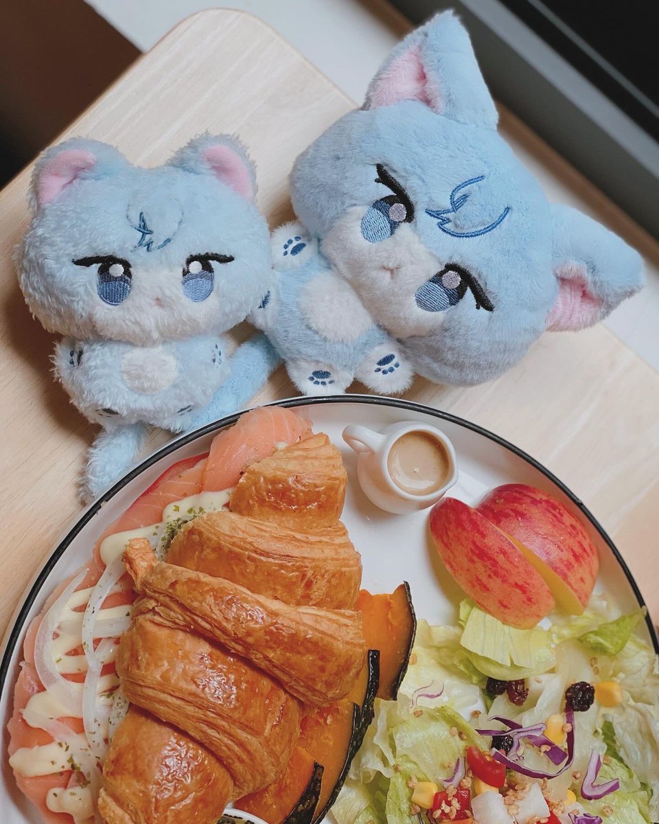 A lovely plate and someone even lovelier to share it with. 🥗🍴