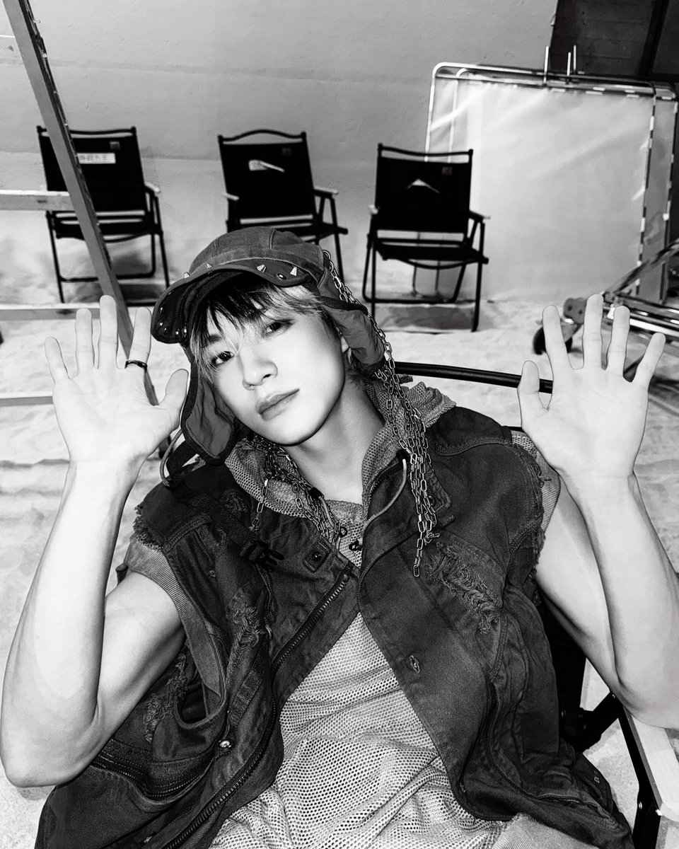 Twildight's tweet image. Don’t   look   ahead.   Look   at   me   I’m   already   there.