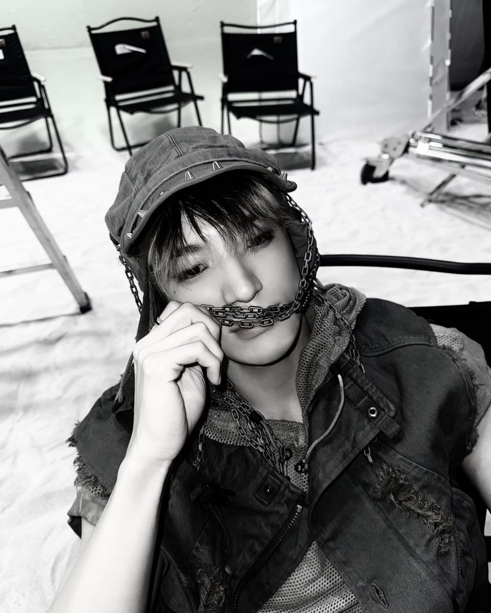 Twildight's tweet image. Don’t   look   ahead.   Look   at   me   I’m   already   there.