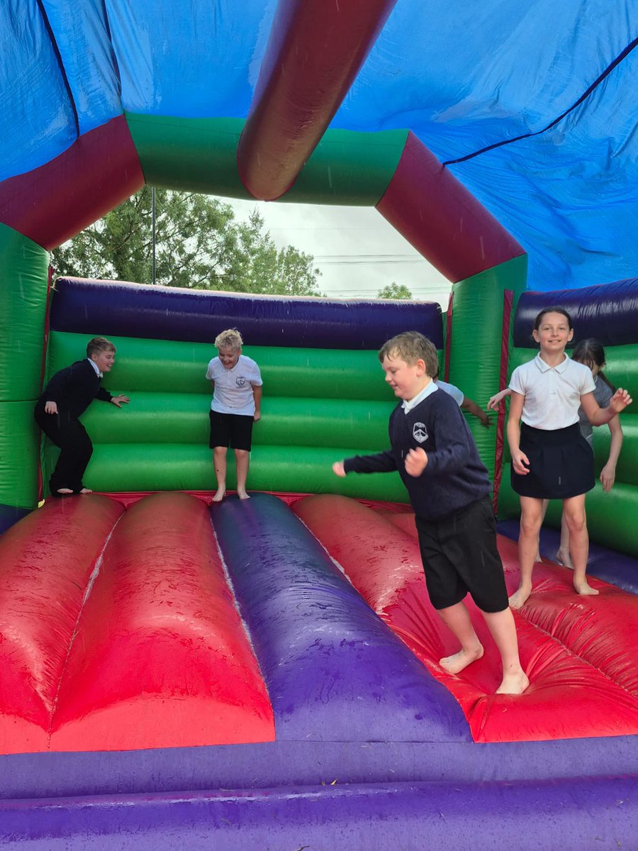 In It 2 Win It 🥳 🙌 🎉 
Read 5x, complete 20mins of Times Tables Rock Stars (TTRS) &amp; learn your spellings each week then you can enjoy our inflatable assault course 🤩