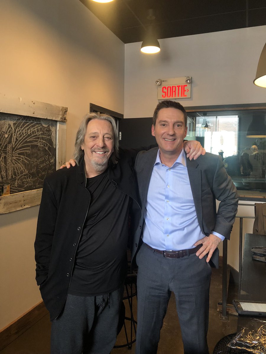 PatriceRoyTJ's tweet image. Serge Fiori était un magicien. Par sa poésie, sa musique, sa voix …il arrivait à trouver les clés pour libérer chez nous comme par enchantement, tour à tour, toute la gamme des émotions . Le magicien ne passait pas par nos têtes mais par nos cœurs et nos ventres.
J’aurais…
