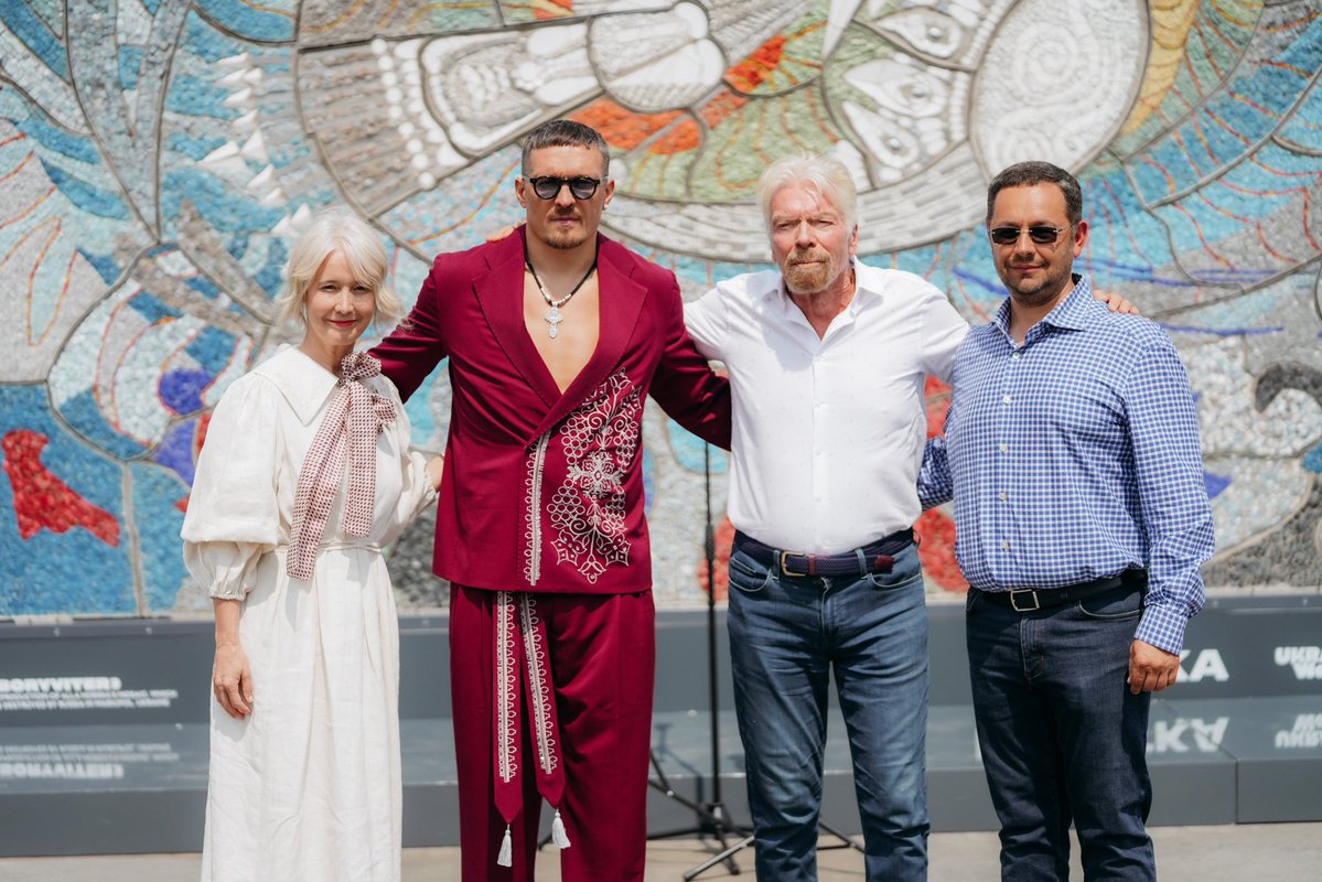 justinesimons1's tweet image. Huge honour to welcome the Kestrel Mosaic to Trafalgar Square with World champion boxer Oleksandr Usyk @usykaa & Richard Branson. A painstaking recreation of the original damaged by war in Mariupol. Symbol of solidarity, imagination, resistance & hope 🇺🇦🇬🇧