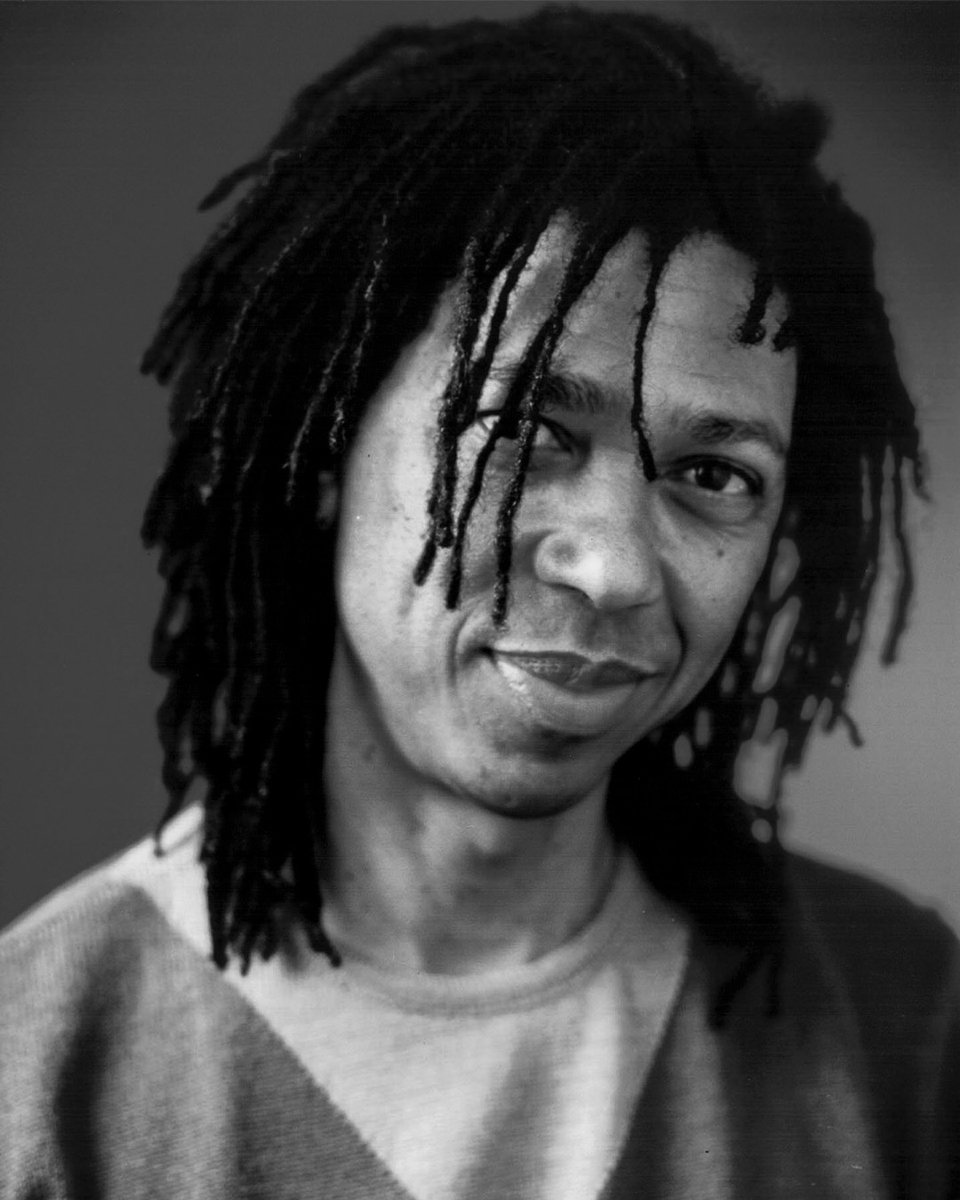 djavanoficial's tweet image. “Até o sol nascer amarelinho
Queimando mansinho
Cedinho, cedinho, cedinho
Corre e vá dizer pro meu benzinho
Um dizer assim:
O amor é azulzinho”
#djavan #azul #oamoréazulzinho