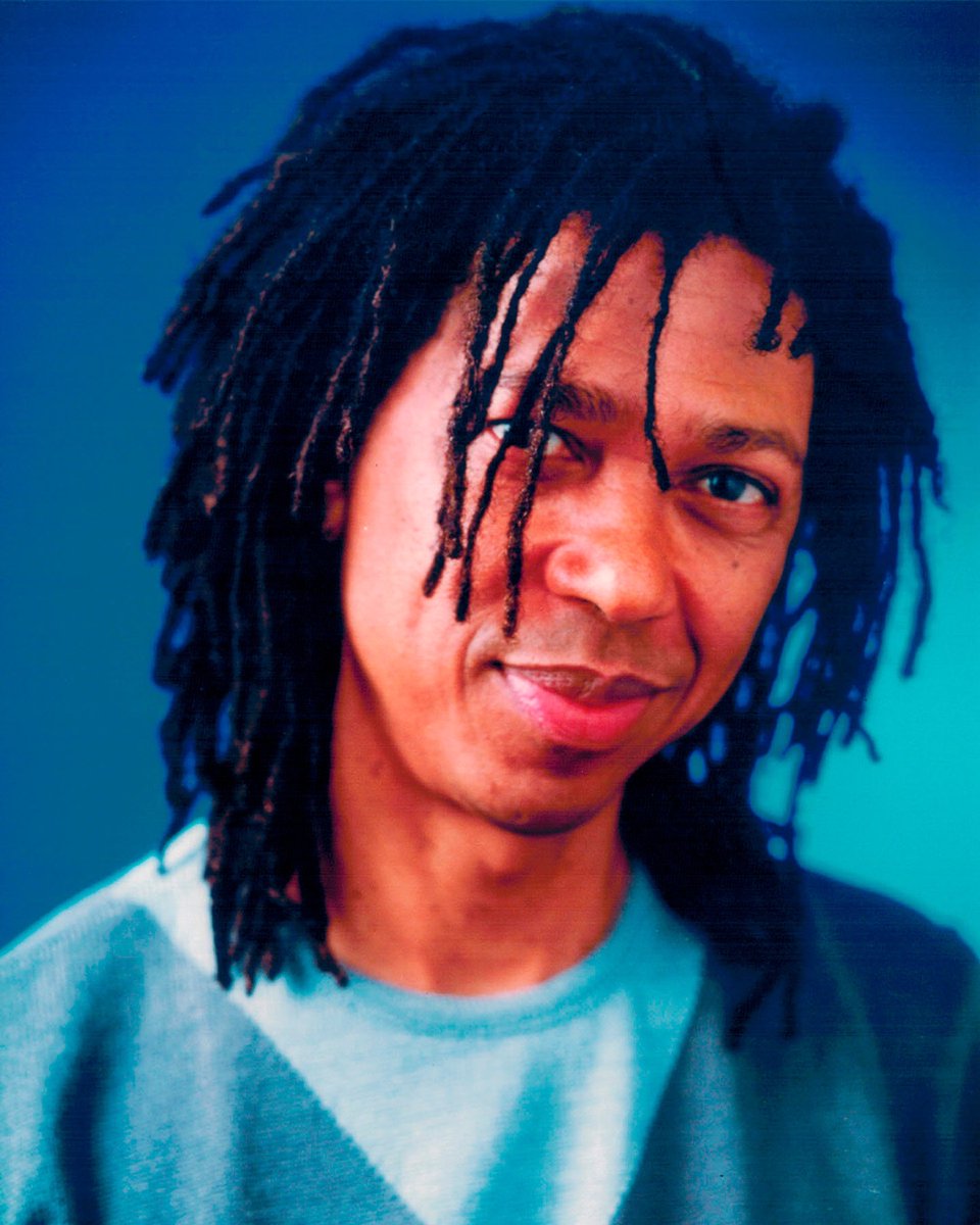 djavanoficial's tweet image. “Até o sol nascer amarelinho
Queimando mansinho
Cedinho, cedinho, cedinho
Corre e vá dizer pro meu benzinho
Um dizer assim:
O amor é azulzinho”
#djavan #azul #oamoréazulzinho