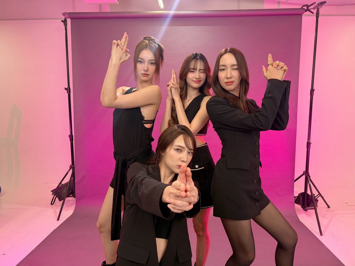 GMMTV's tweet photo. ก่อนไปดู #HideAndSisEP6 คืนนี้ วันนี้เรามีเรฟการถ่ายรูปครอบครัวแบบ “บ้านบุปผจินดา” มาฝากกัน!!! บอกเลยว่าบ้านนี้มีแต่ความน่ารัก พี่น้องบ้านนี้รักกันจริงๆ นะ🥺❤️ 
@Janhae @aye_sarunchana @jingjingyu364 @PiployRR https://t.co/gqPxY4FX1Y