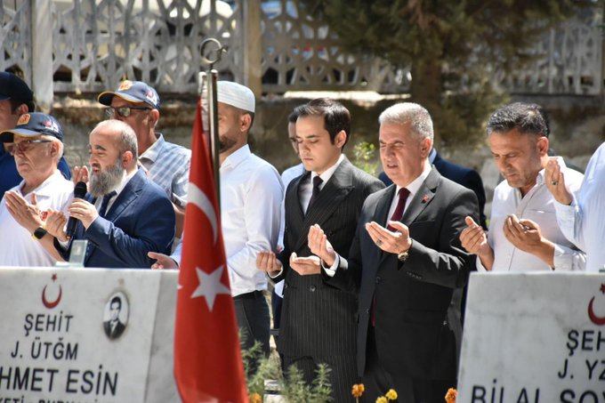 Şehitlikteki resmi tören