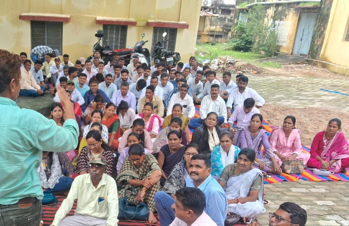 अखिल राजस्थान राज्य कर्मचारी सयुंक्त महासंघ की और से कृषि विभाग के कर्मचारियो के संघर्ष का समर्थन करने धरना स्थल पर जाकर किया.
<a href="/RajCMO/">CMO Rajasthan</a>