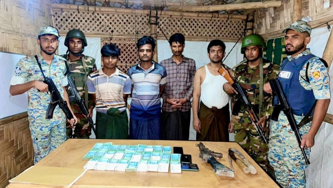 রোহিঙ্গা ক্যাম্পে বিদেশি এসএমজি ও নগদ ১৪ লাখ টাকাসহ ৪ ‘ডাকাত’ আটক