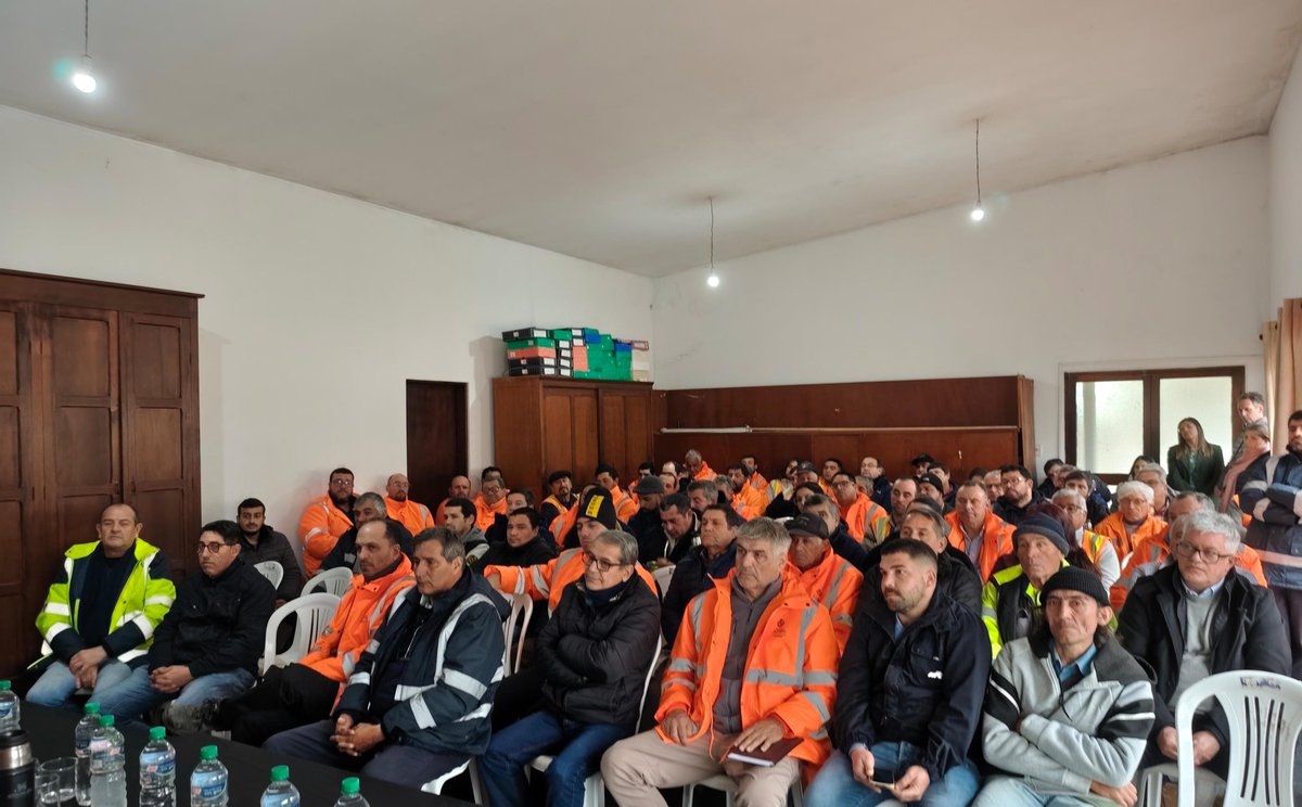 mtopuy's tweet photo. Autoridades del MTOP recorrieron Tacuarembó 
✅Mantuvieron un encuentro con funcionarios del MTOP en territorio.
✅Visitaron las obras por convenio social en el centro terapéutico ATATEA.
✅Se reunieron con el intendente de Tacuarembó, Wilson Ezquerra. https://t.co/aydoRxHlPS