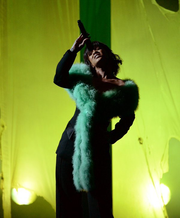 ririoncharts's tweet image. Rihanna’s “Love On The Brain” has sold over 9,900,000 units in the US. 🇺🇲