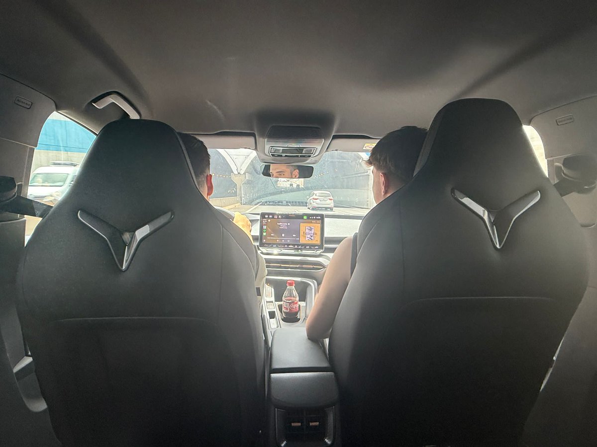 SZK Esports (@suzakuesports) on Twitter photo ⚠️CUIDADO TENERIFE ⚠️
✈️ | Llego el fénix a la Isla 😈😈
Hay un infiltrado bastante conocido en la foto, ¿Lo reconocéis?
🫵 Toca conquistar <a href="/TLPTenerife/">TLP Tenerife</a> 🫵 ⚠️CUIDADO TENERIFE ⚠️
✈️ | Llego el fénix a la Isla 😈😈
Hay un infiltrado bastante conocido en la foto, ¿Lo reconocéis?
🫵 Toca conquistar <a href="/TLPTenerife/">TLP Tenerife</a> 🫵