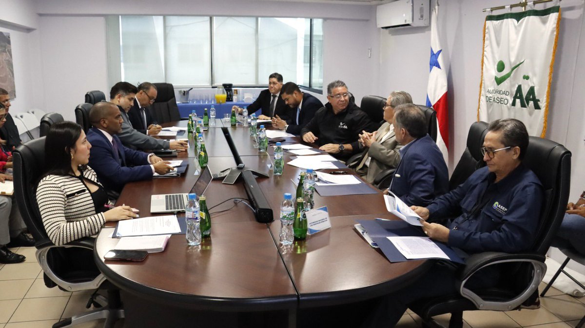 El viceministro de Vivienda, Fernando Méndez, participó en la reunión de la Junta Directiva de la Autoridad de Aseo, junto a los ministros de Ambiente y Salud, Juan Carlos Navarro y Fernando Boyd Galindo. 
Temas tocados: 
✅ Contratación de recolección
✅ Aplicación de la Ley 66
