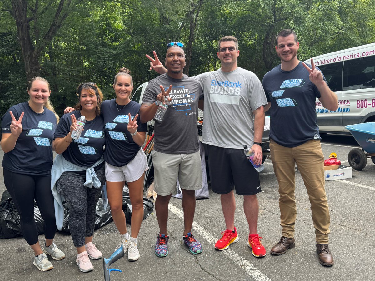 EverBank's tweet image. Charlotte #EverBankBuilds associates worked together with @VetBridgeHome to remove litter and debris around their local greenway.
We’re proud of our associates for helping preserve this shared space for everyone in the community to enjoy. 🌳 🍃
*Member FDIC