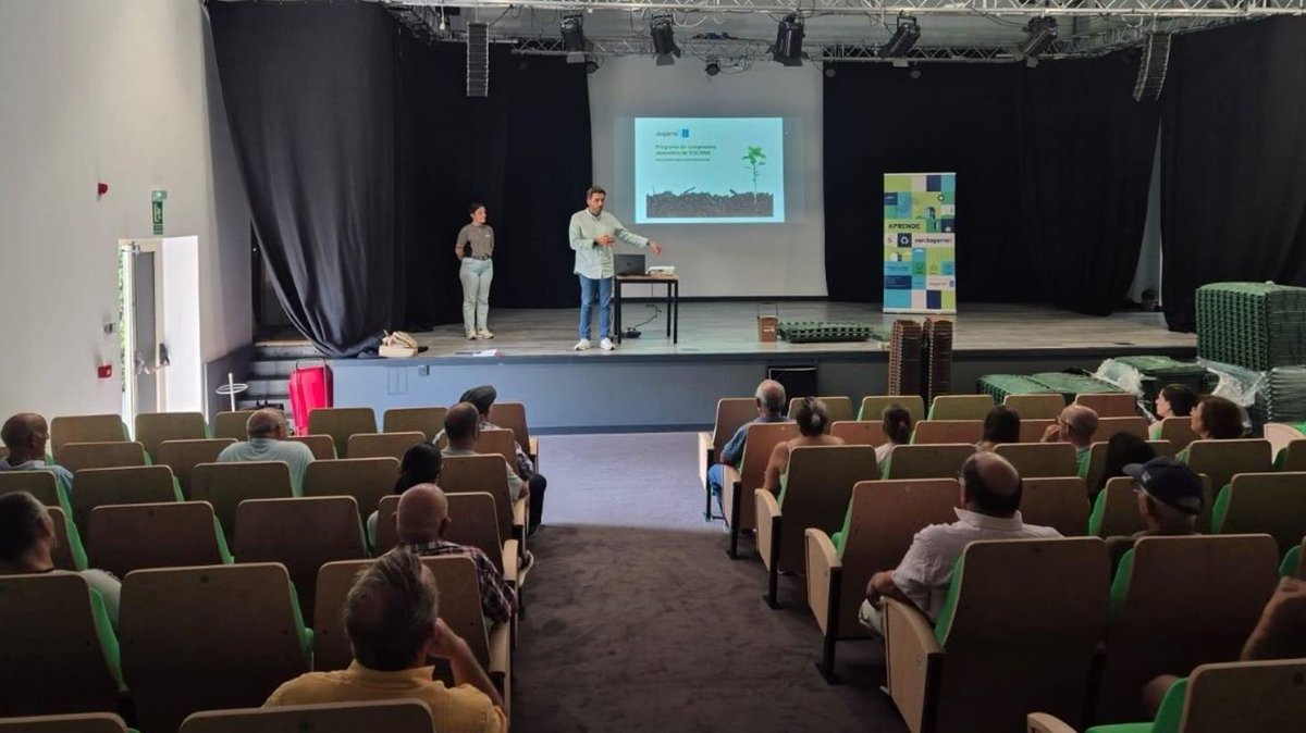 SogamaXunta's tweet image. ♻️ Oroso (A Coruña) promove a compostaxe doméstica cun curso impartido por #Sogama no Centro Cultural de Sigüeiro.
📦 Repartíronse 50 #composteiros, cubos e manuais
🌱 O alcalde Alexander Doval destacou o valor da #autocompostaxe para coidar o planeta

🔗 f.mtr.cool/ieozjembem