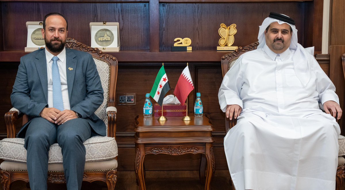 qmc_qa's tweet image. اجتمع سعادة الشيخ خالد بن عبدالعزيز آل ثاني القائم بمهام الرئيس التنفيذي للمؤسسة القطرية للإعلام، بسعادة الدكتور حمزة المصطفى، وزير الإعلام في الجمهورية العربية السورية، وذلك في مبنى المؤسسة صباح اليوم، حيث ناقش الجانبان سبل تعزيز التعاون الإعلامي وتطويره بما يخدم تطلعات البلدين.