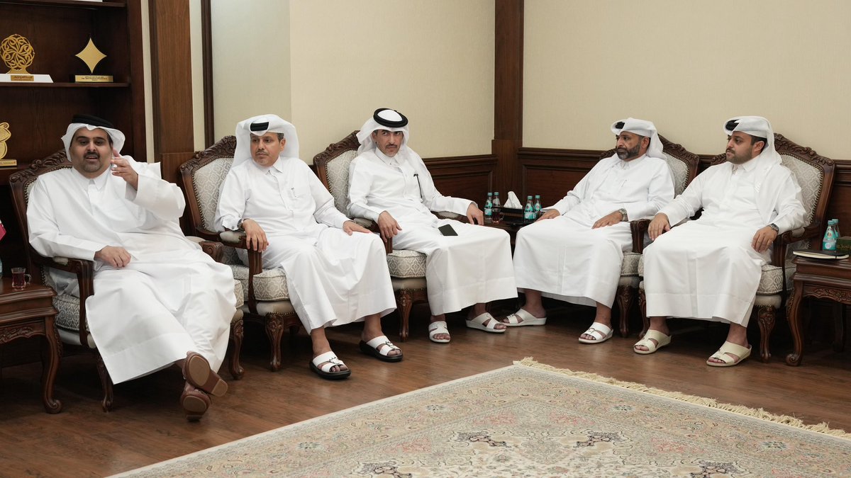 qmc_qa's tweet image. اجتمع سعادة الشيخ خالد بن عبدالعزيز آل ثاني القائم بمهام الرئيس التنفيذي للمؤسسة القطرية للإعلام، بسعادة الدكتور حمزة المصطفى، وزير الإعلام في الجمهورية العربية السورية، وذلك في مبنى المؤسسة صباح اليوم، حيث ناقش الجانبان سبل تعزيز التعاون الإعلامي وتطويره بما يخدم تطلعات البلدين.