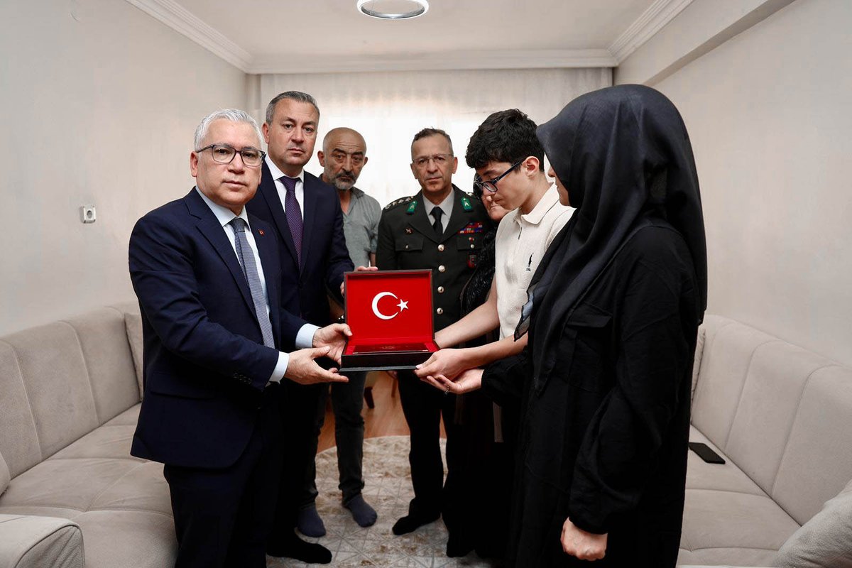 Valimiz Sn. Yılmaz Şimşek, Belediye Başkanı Adem Uzun, Garnizon Komutanı Piyade Albay Cüneyt Mutlu ve beraberindeki heyet, 15 Temmuz Demokrasi ve Millî Birlik Günü etkinlikleri kapsamında; Pençe-Kilit Harekâtı bölgesinde yürütülen arama-kurtarma faaliyetleri sırasında şehit olan