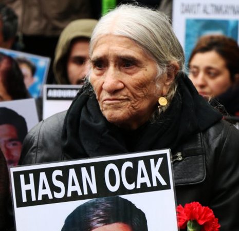 25 gündür çocuklarını beklediği pencerede annemizi bekliyoruz.
Biz annemizin sesini duymayalı 25 gün oldu, Serdar'lar 56
Bir umutla bizi duyduğuna inanarak her gün yanında konuşup, en sevdiklerini anlatıyoruz.
Yoğun bakımda İpek teyze anneme, annem İpek teyzeme emanet
<a href="/SerdarTalu/">Serdar Talu</a>