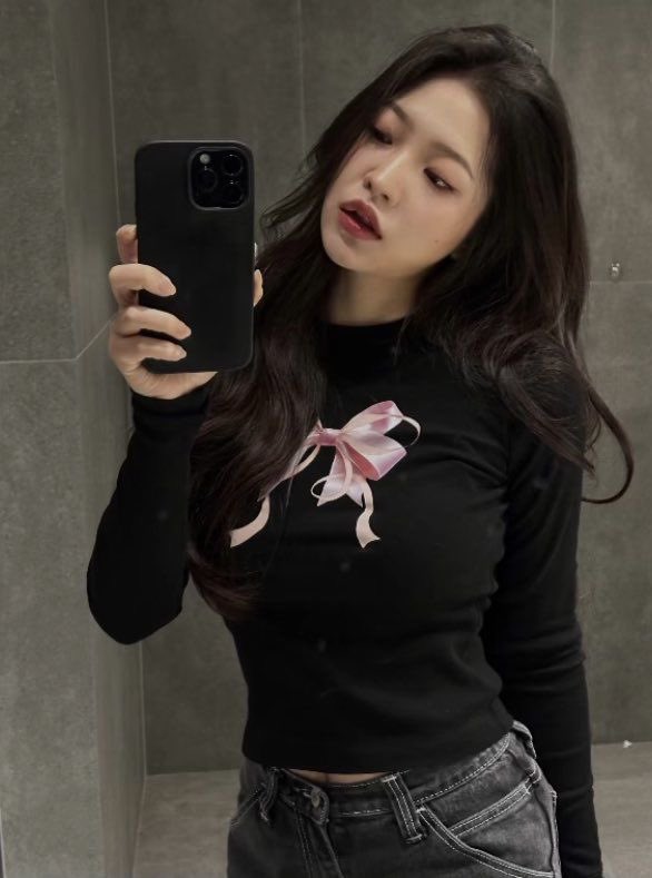 dearwenri's tweet photo. let's remember this iconic photo of yerim✨ https://t.co/Is9G1EHZCu