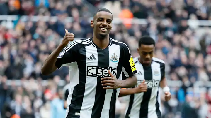 JacobsBen's tweet photo. 🚨 Liverpool have made an approach to Newcastle United to sign Alexander Isak, as @FabrizioRomano called.

No formal talks yet, but it's been communicated #LFC prepared to pay more than the Florian Wirtz fee and a fee in the region £120m – a figure exclusively revealed last month. 

Liverpool yet to give up on Isak, as reported in June. A formal bid could follow soon, even though Newcastle still don't wish to sell.🇸🇪

Liverpool also appreciate Hugo Ekitike as another option in case Isak is not possible.🇫🇷