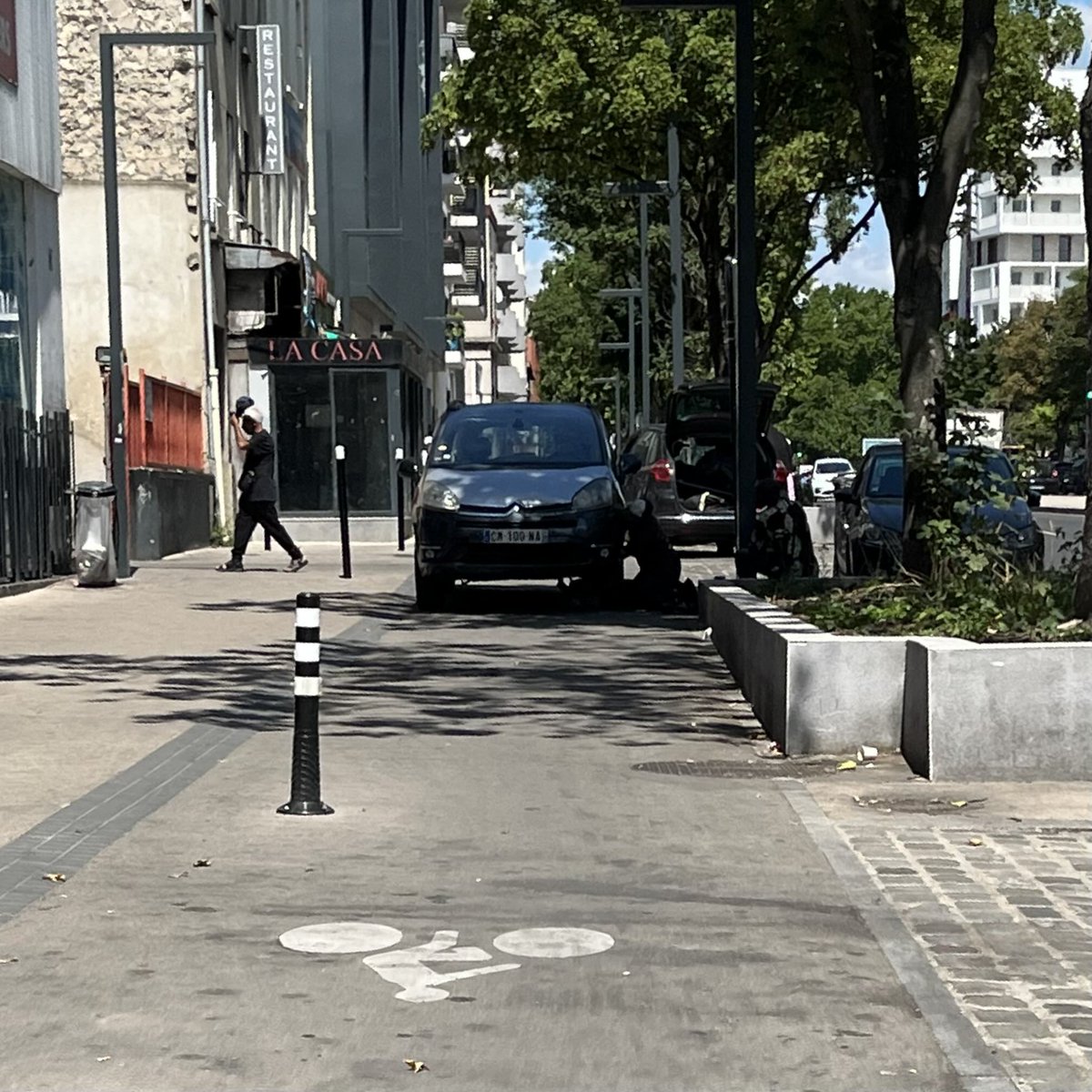 93120_4Routes's tweet image. Des activités de mécanique sauvage occupent et dégradent quotidiennement la piste #cyclable devant le magasin #Autodistribution, #RD932 @aubervilliers93.
@AD_Europe @Prefet93 @StephanTroussel @francletkarine @MDBIDF