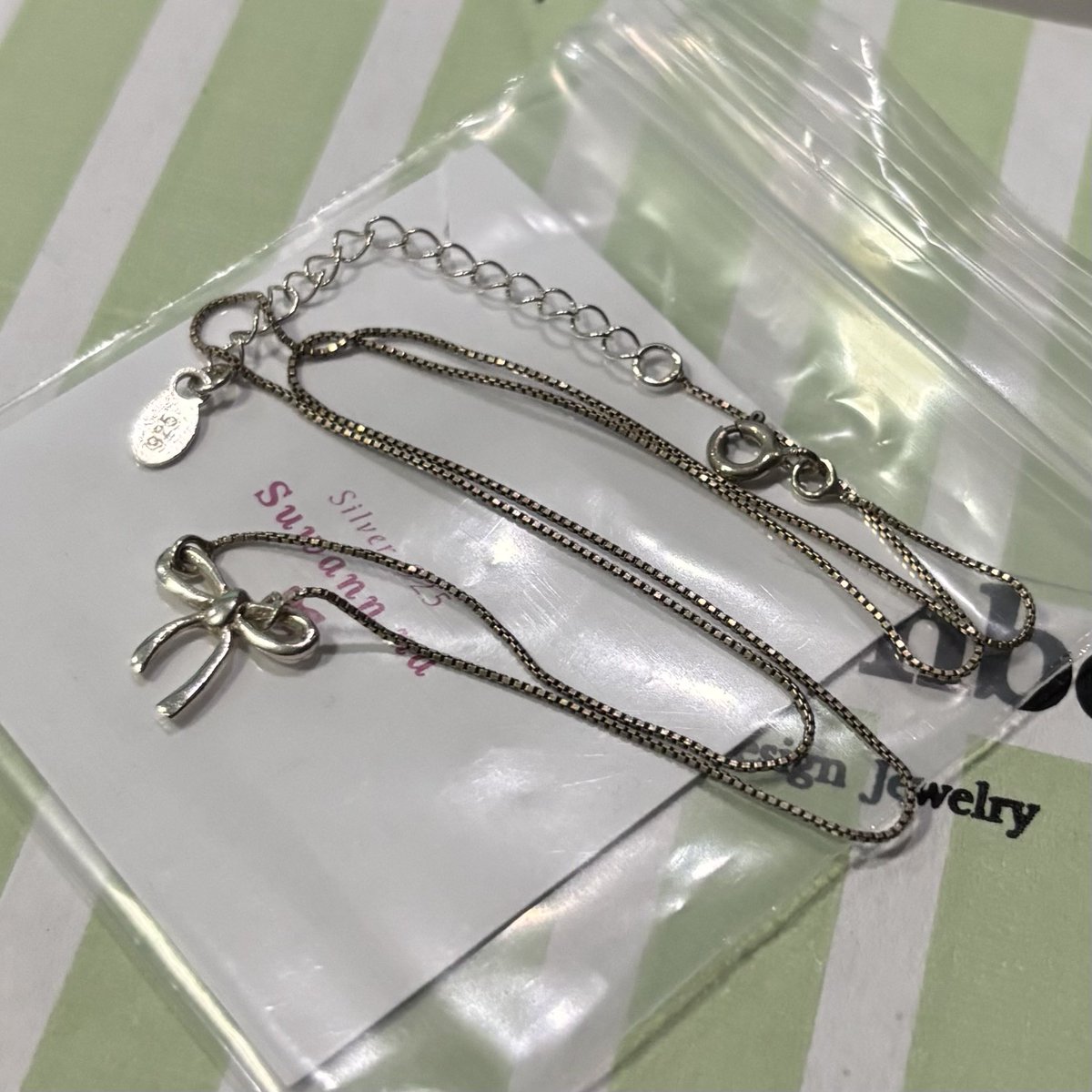pinkkrm's tweet photo. ส่งต่อ / พร้อมส่ง

สร้อยคอ จากร้าน suwan . na
- เงินแท้ 925 จี้รูปโบว์
- ใส่ไป 3-4 ครั้ง ล้างน้ำยาล้างเงินแล้ว สวยปิ๊ง
- 200฿ รวมส่ง 💌

#ส่งต่อน้ําหอม #น้ําหอมแบ่งขาย #น้ำหอมติดขวด #ส่งต่อเสื้อผ้า #ส่งต่อเสื้อผ้ามือ2 #ส่งต่อคสอ #ส่งต่อสกินแคร์ #ตลาดนัดซานริโอ้ #ตลาดนัดsanrio https://t.co/8X2zIxmEgP