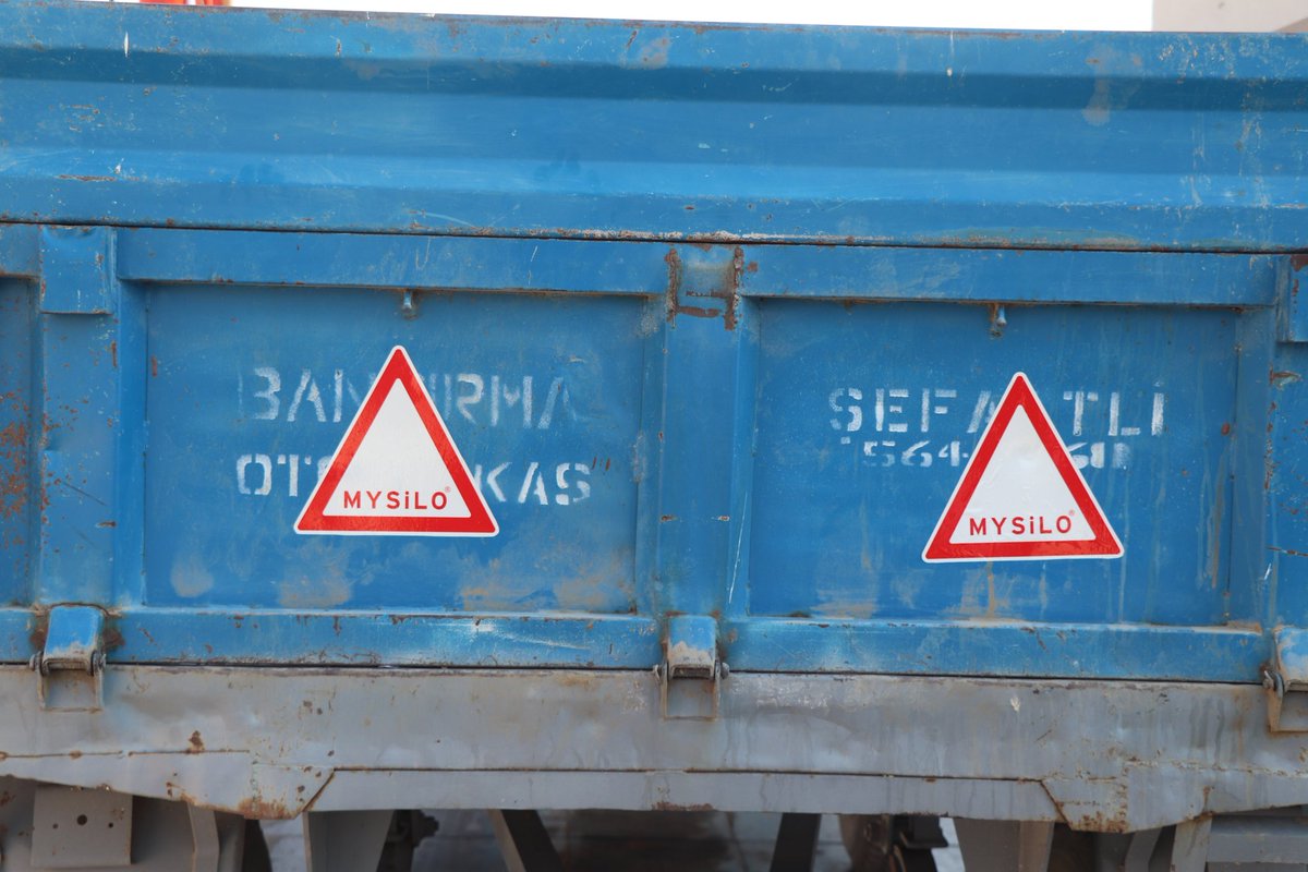 Kaymakamımız Sayın Oğuzhan YAZAR, Belediye Başkanı Sayın Zeki BOZKURT traktör römorklarına reflektör takmayı yaygınlaştırmak, traktörlerin görünür olması ve güvenli traktör kullanımı alışkanlığı kazandırmak amacıyla Mysilo isimli firma tarafından düzenlenen etkinliğe katıldı.