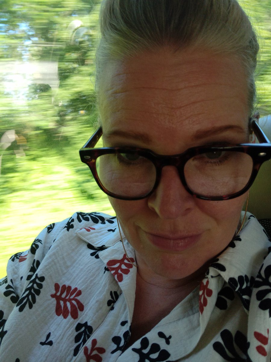 MillJah's tweet image. Kaunistoska pöyristyy.
MIKSI VEESSÄ Suomessa ollessa on AINA pakko pulskistua??? Joka kerta. Never fails.
Täällä vain syödään koko ajan. Koko ajan suu käy. Ranskassa ei napostella, täällä ei muuta tehdäkään, ja seurassa syöminen tietenkin tiivistyy.
Ei hyvä, pyhä Sylvi. :)