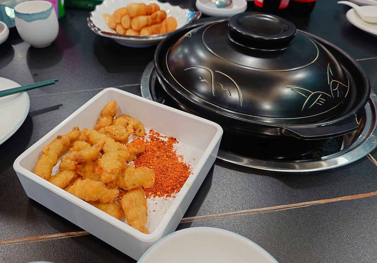 今晩のディナーは、ココナッツジュースで鶏肉や野菜を茹でる鍋を食べました🤤つけタレは、自分で調合して作ります😅これも美味しかった🤤🤤