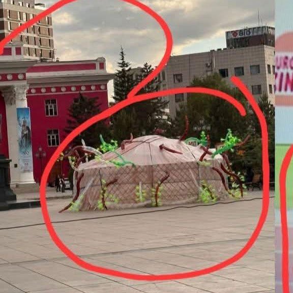 Энэ одоо юу хуцаад бнаа? 15 давхрынхны 9 тэрбумын хулгайг нь март гээд бгаамуу? Монгол гэрийн үнэт зүйлийг утгаар нь доромжлоод, нэмээд бүүр орон гэр, өөрөөр хэлбэл улс орон маань эзэнгүй хаягдаж, илжирч ялзраад, өтөнд идэгдэж, өвс ургамалд баригдсан гэж Үндэсний их баяр наадмаар