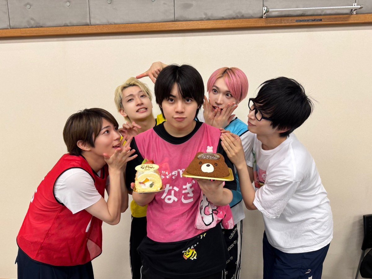 練習終わりにメンバーで
なぎのお祝いをしました🧸🎂✨

#なぎ聖誕祭2025
#なぎ21サイズ